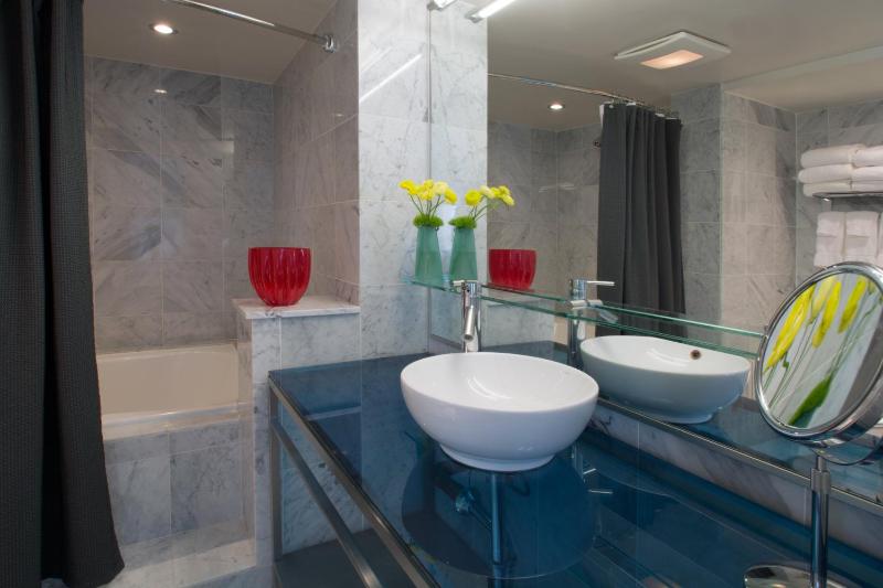 Superior King Suite image 3