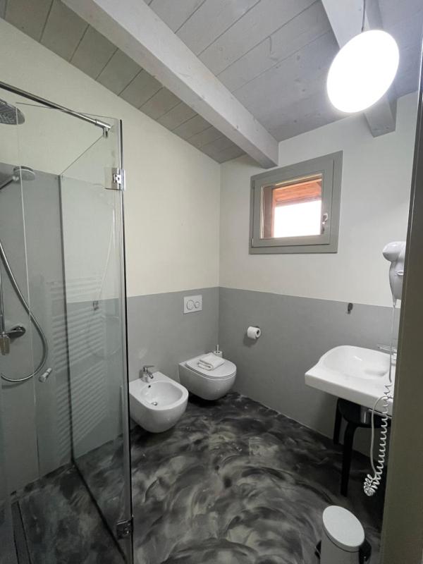 Double Room with Balcony image 3