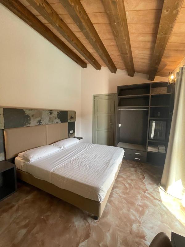 King Room with Pool View image 1