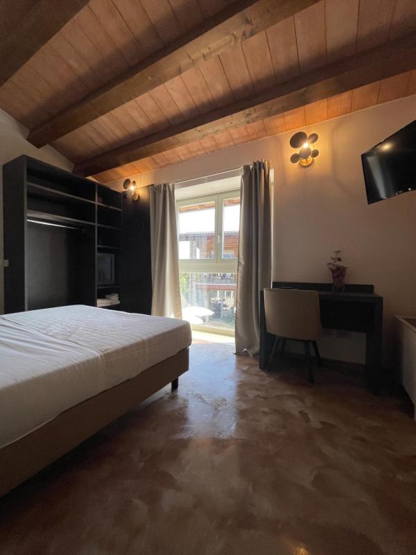 King Room with Pool View image 4