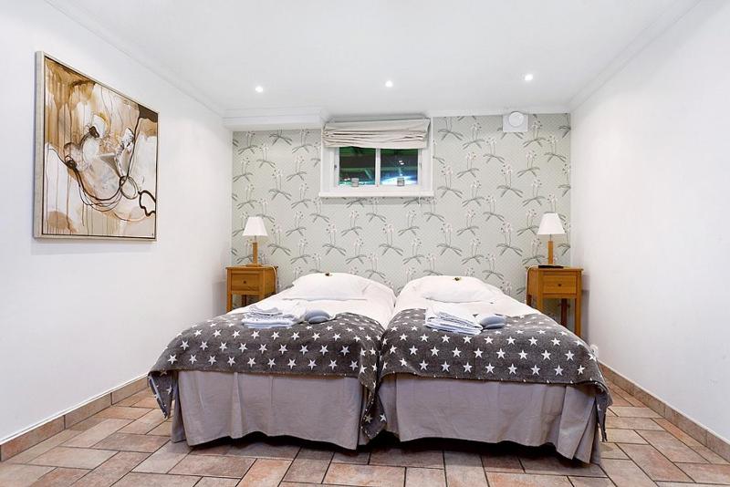 Twin Room with Shared Bathroom image 1