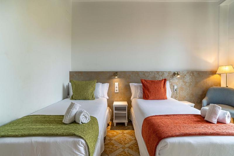 Twin Room with City View image 3
