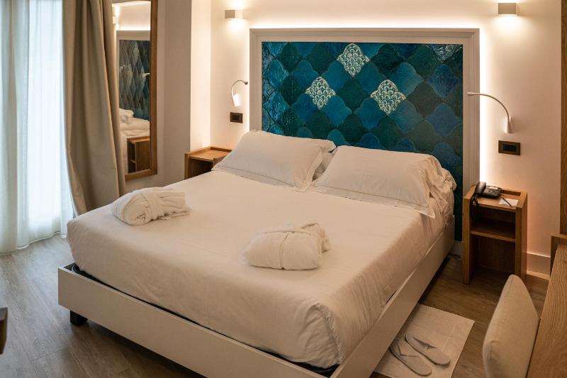 Standard Double Room image 4