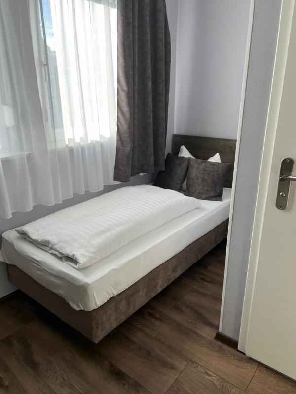 Small Single Room image 2