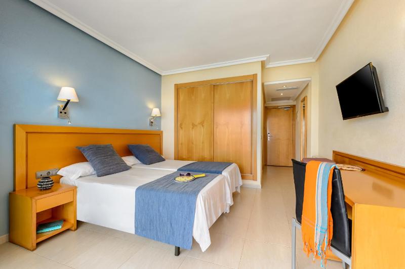 Twin Room image 3
