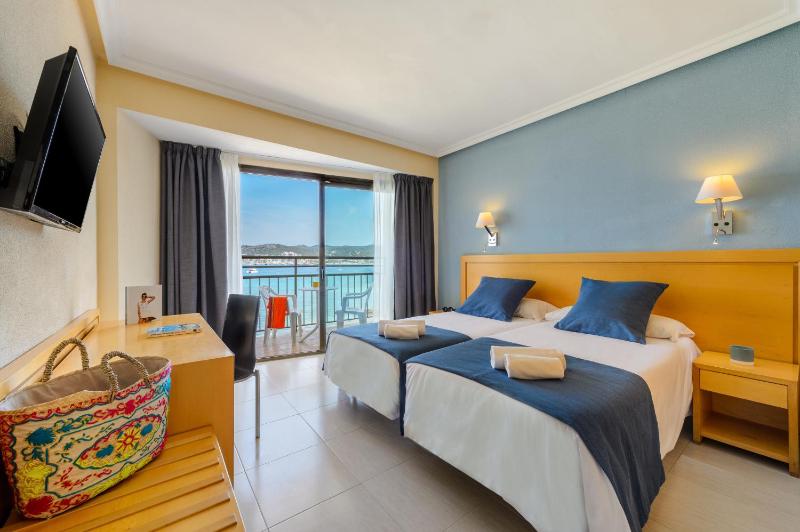 Twin Room with Sea View image 4