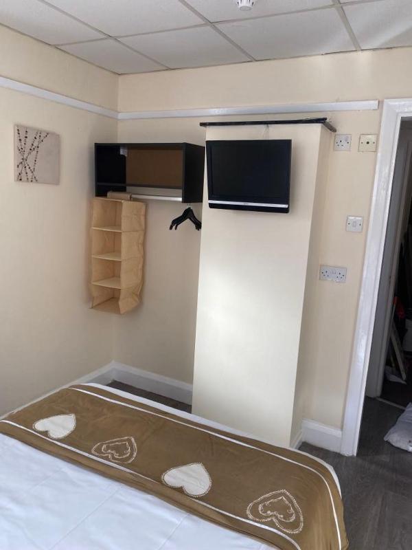 Double Room with Balcony image 4