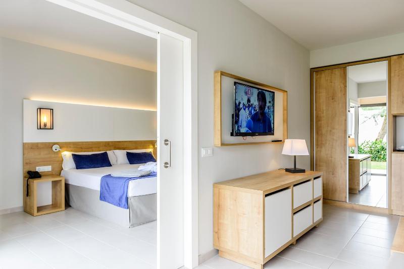 Suite (2 Adults + 2 Children) image 2
