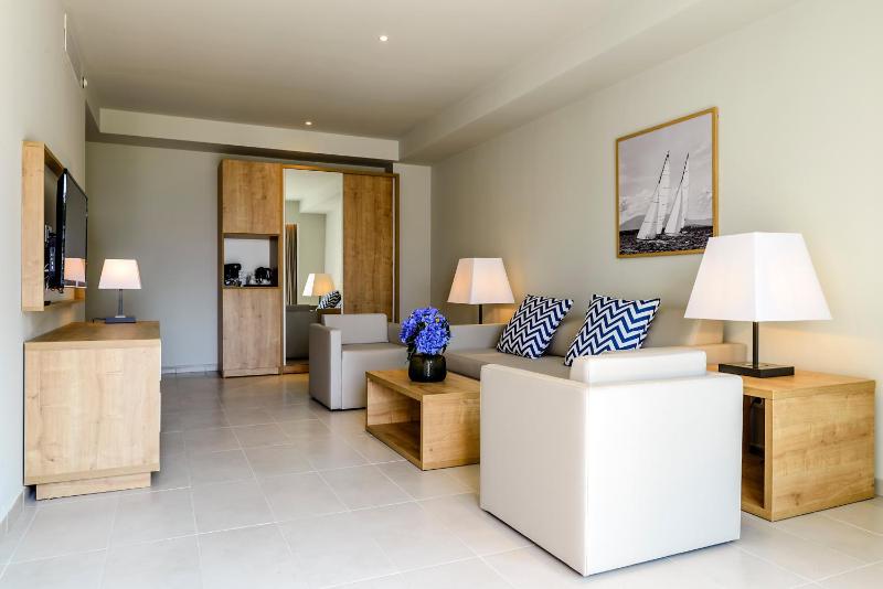 Suite (2 Adults + 2 Children) image 3