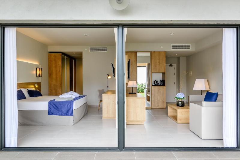 Suite (2 Adults + 2 Children) image 4