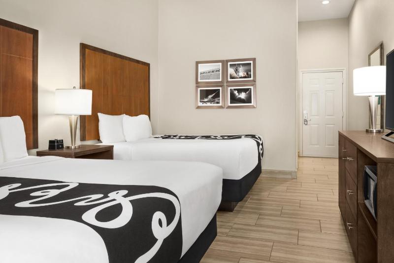 Queen Room with Two Queen Beds image 3