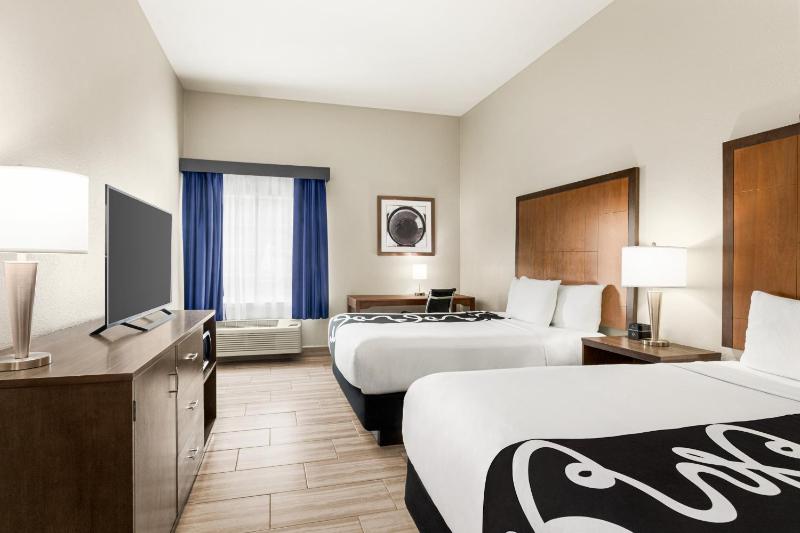 Queen Room with Two Queen Beds image 4