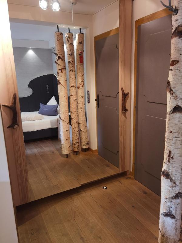 Single Room with Bathroom image 3