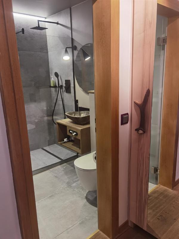 Single Room with Bathroom image 4
