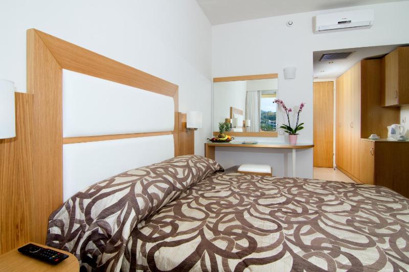 Family Room (2 Adults + 2 Children) image 3