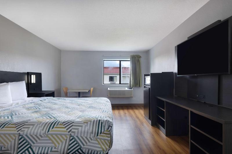 King Room - Non-Smoking image 3