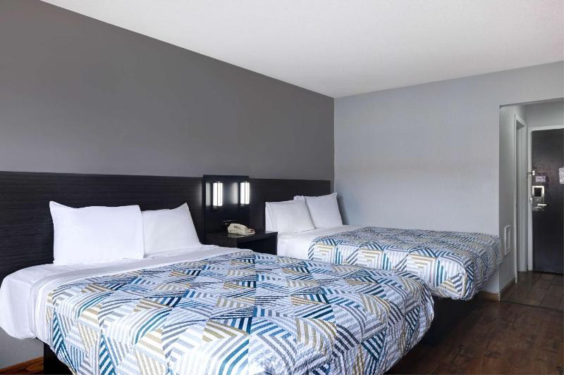 Queen Room with Two Queen Beds - Non-Smoking image 1