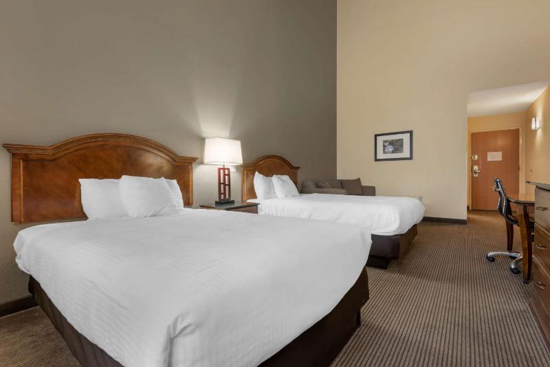 Queen Room with Two Queen Beds - Non-Smoking image 4