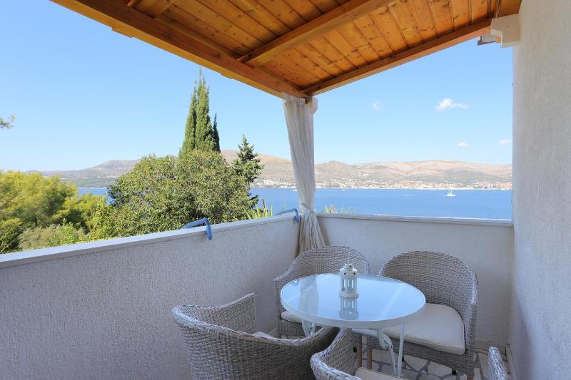 One-Bedroom Apartment with Terrace and Sea View image 4