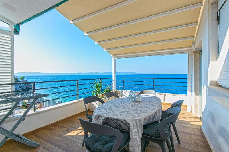 One-Bedroom Apartment with Terrace and Sea View image 4