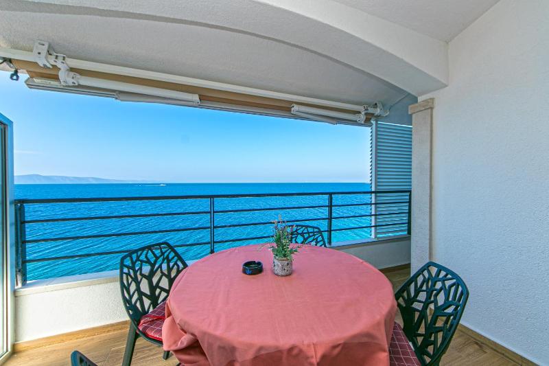 One-Bedroom Apartment with Terrace and Sea View image 3