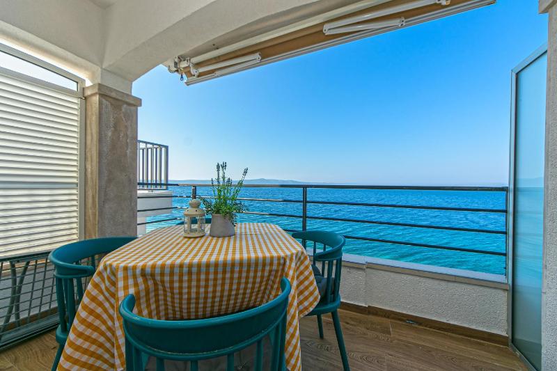 One-Bedroom Apartment with Terrace and Sea View image 3