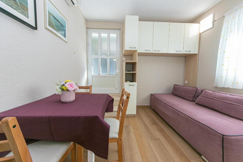One-Bedroom Apartment with Terrace and Sea View image 4