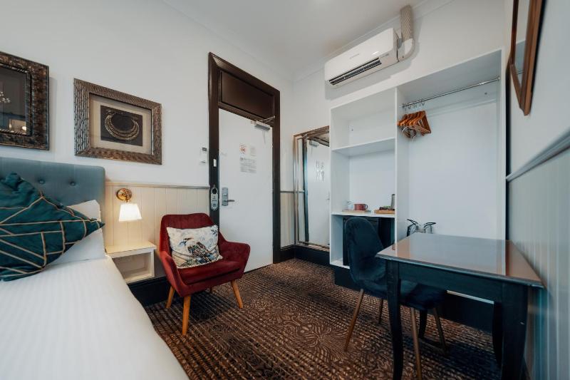 Queen Room with View image 3