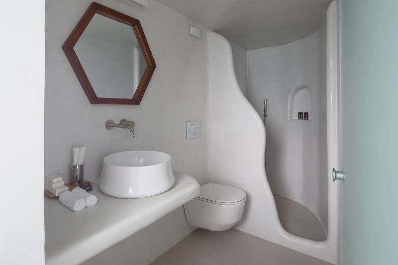 Junior Suite with Hot Tub and Caldera View image 2