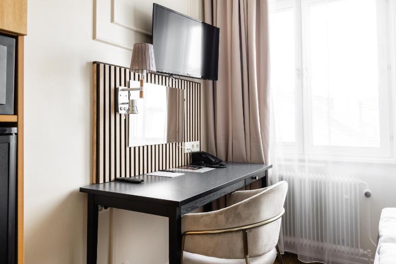 Compact Double Room image 4