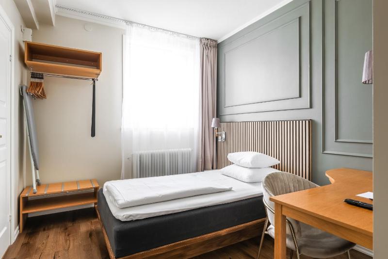 Compact Single Room image 3
