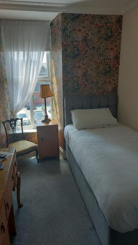 Twin Room with Shower image 3