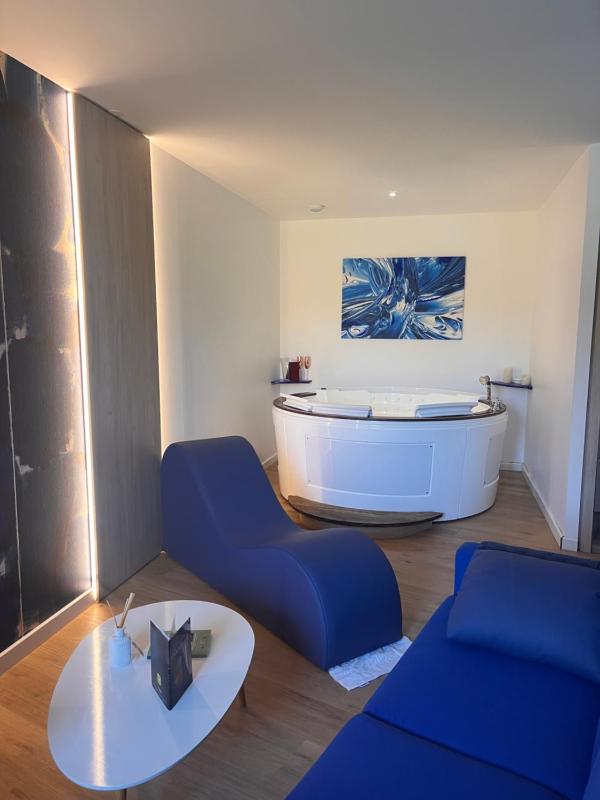 Deluxe Suite with Spa Bath image 2