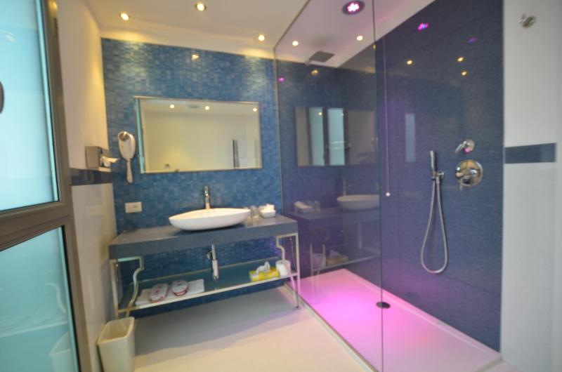 Deluxe Triple Room image 2