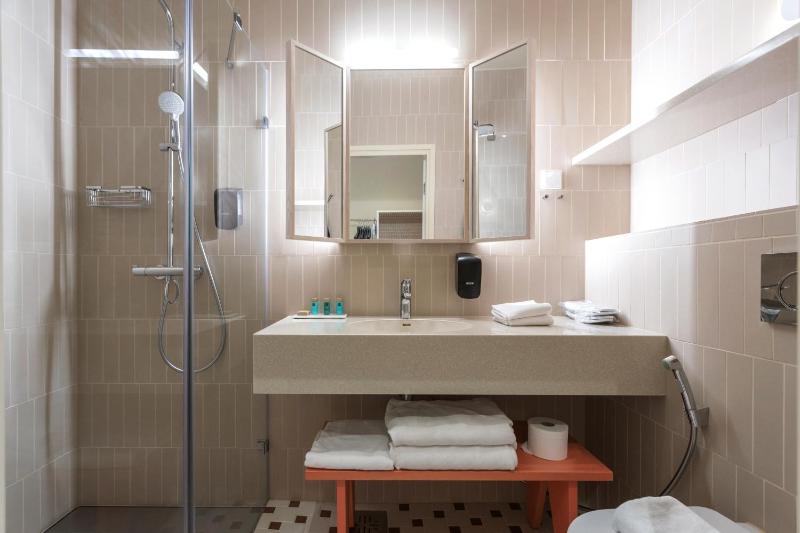 Standard Double or Twin Room image 1