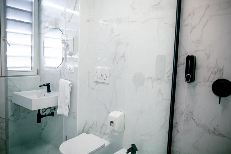 Double Room with Private Bathroom and Balcony image 2
