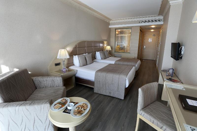 Double Room with Sea View image 4