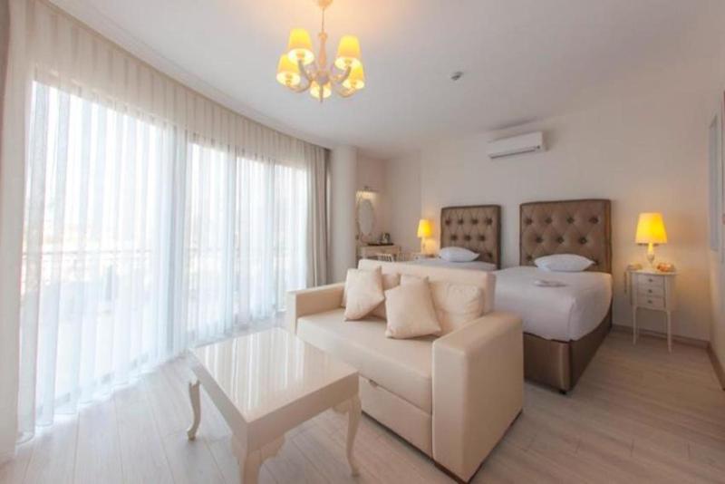 Superior Room with Lake View image 3