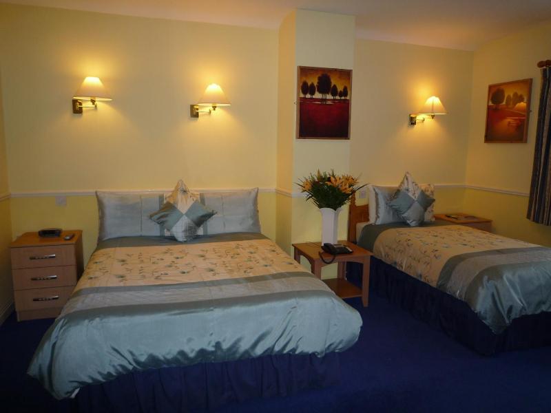 Twin Room image 3