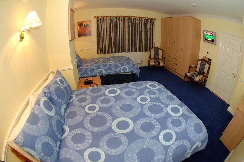Twin Room image 2