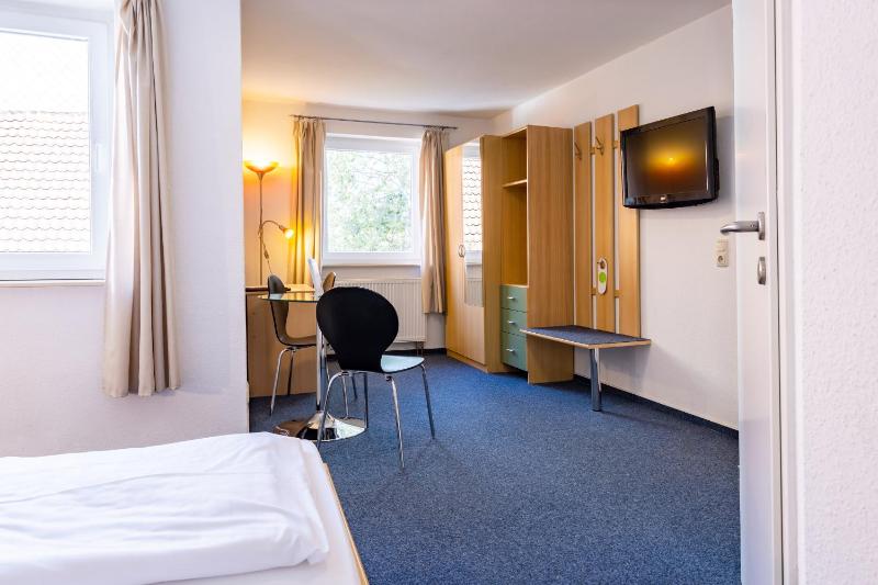 Modern Double Room image 3