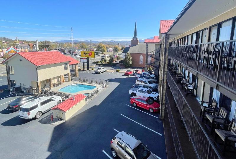 Super 8 by Wyndham Pigeon Forge Downtown - image 14