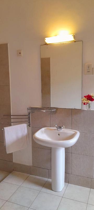 Isuru Holiday Inn - image 6