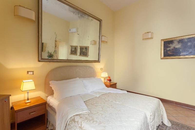 Standard Triple Room with Hydromassage Shower image 2