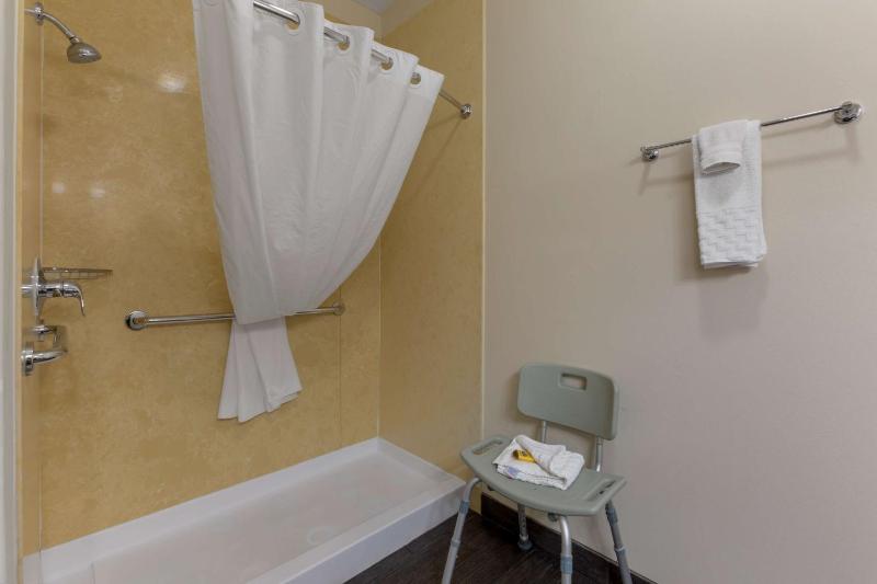 Queen Room with Walk-In Shower - Disability Access/Non-Smoking image 3