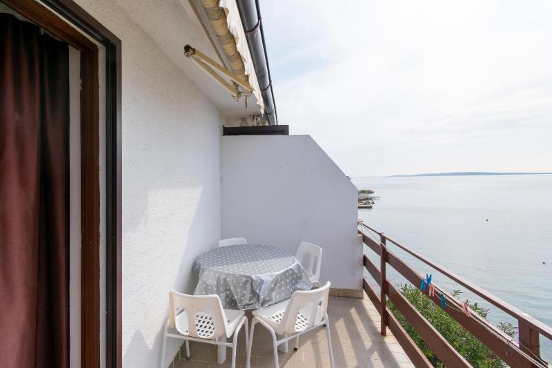 One-Bedroom Apartment with Balcony and Sea View image 4