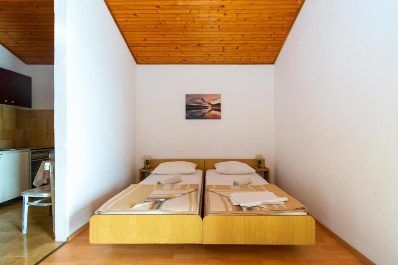 Studio with Balcony and Sea View image 3