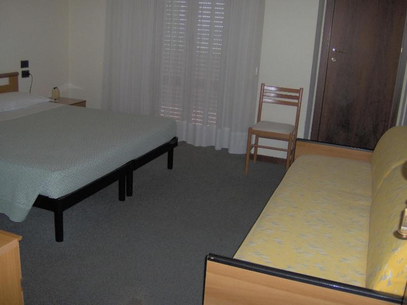 Standard Triple Room image 3