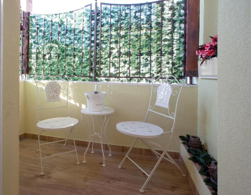 Deluxe Double Room with Balcony image 3