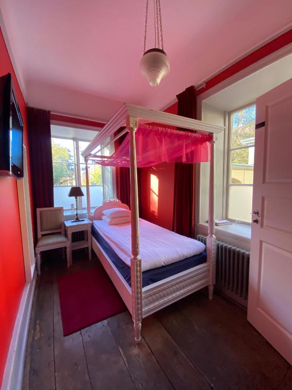 Standard Single Room image 4